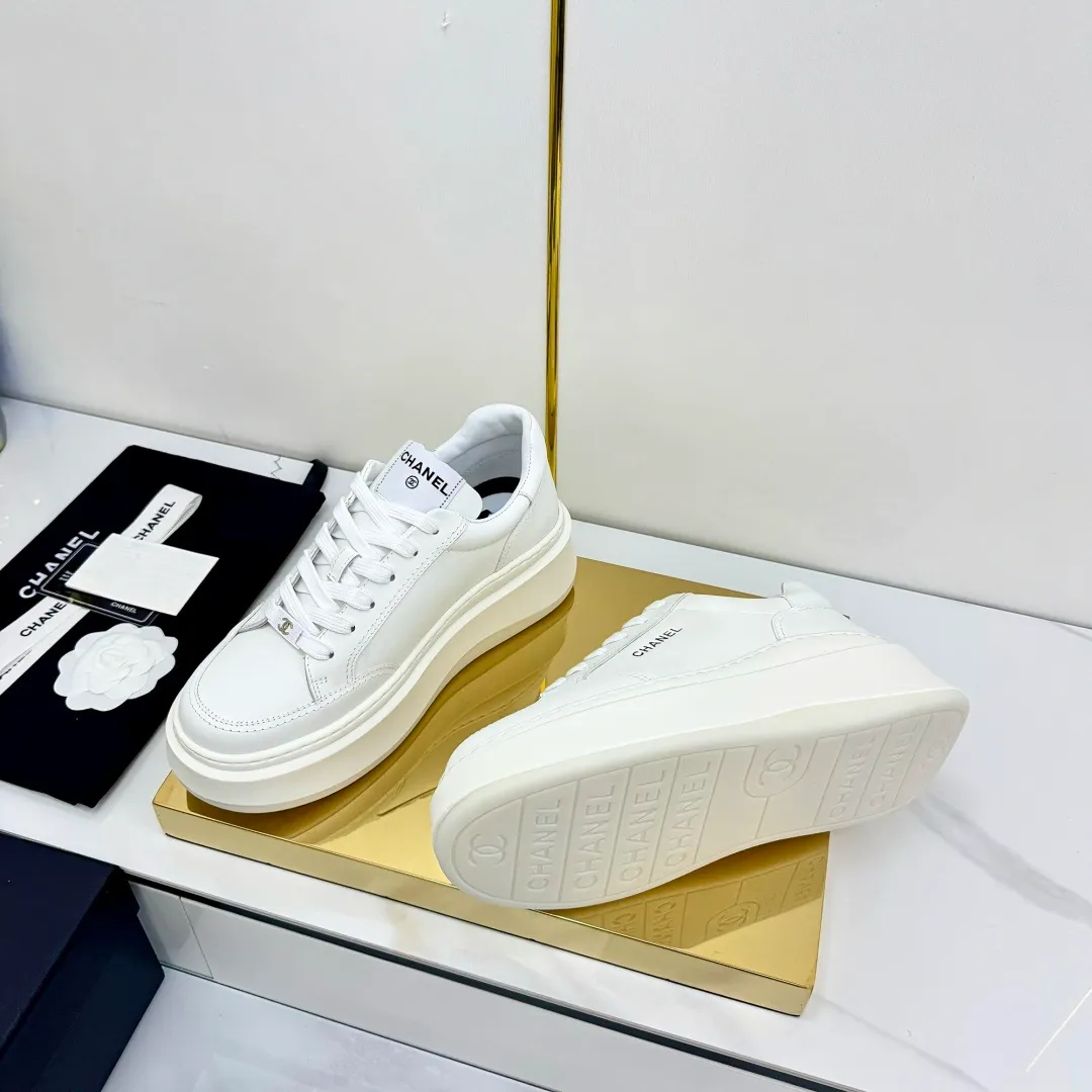 👟👟Ex-factory price 600👟👟 Upgraded version, upgraded version, upgraded version! No rebuttal accepted! ! ! ! Chanel Chanel panda shoes! 2025 counter's top casual sports shoes. This classic design; the upper is electro-embroidered with a variety of techniques; the outsole is fashionable and sporty; the unusual inclusion of a variety of color matching elements... The diversified mix and match is very good-looking and versatile, and can be used for leisure, fashion, sports, and outdoor... ꫛꫀꪝ Go➫ Materials: ❶Upper made of: original imported first-layer silk cowhide + original waterproof cloth + original first-layer cowhide ❷Inner lining: Original Yangli+Net ❸Outsole based on: Original TPU combination outsole Counter boutique packaging complete set for women 35–41 👉 👉 👉 👉 👉